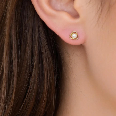 Elegant Pearl Earrings in Gold with Sparkling Stones