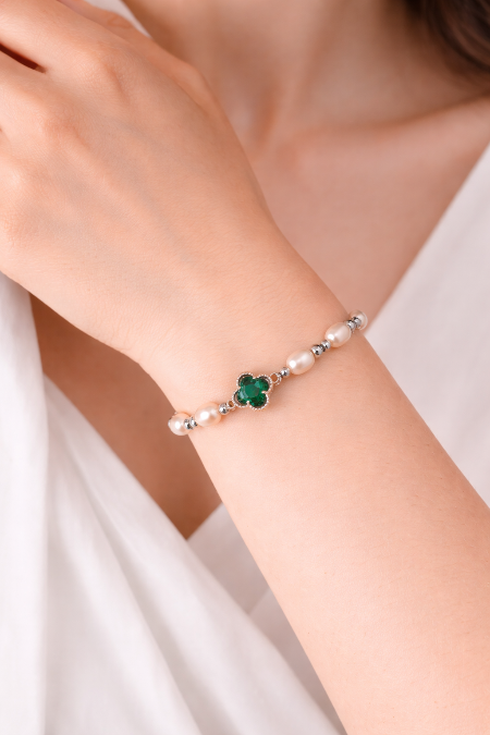 Emerald Clover Pearl Bracelet – Adjustable & Timeless Elegance