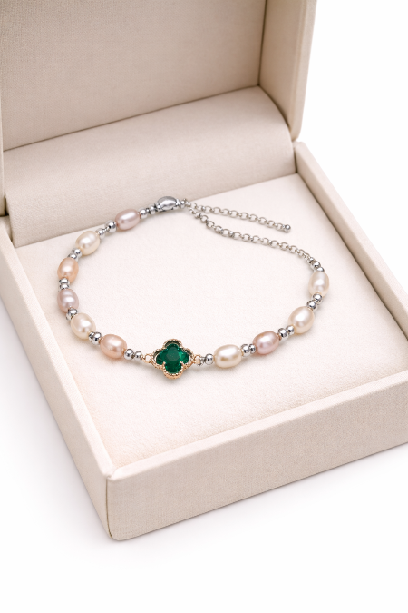 Emerald Clover Pearl Bracelet – Adjustable & Timeless Elegance