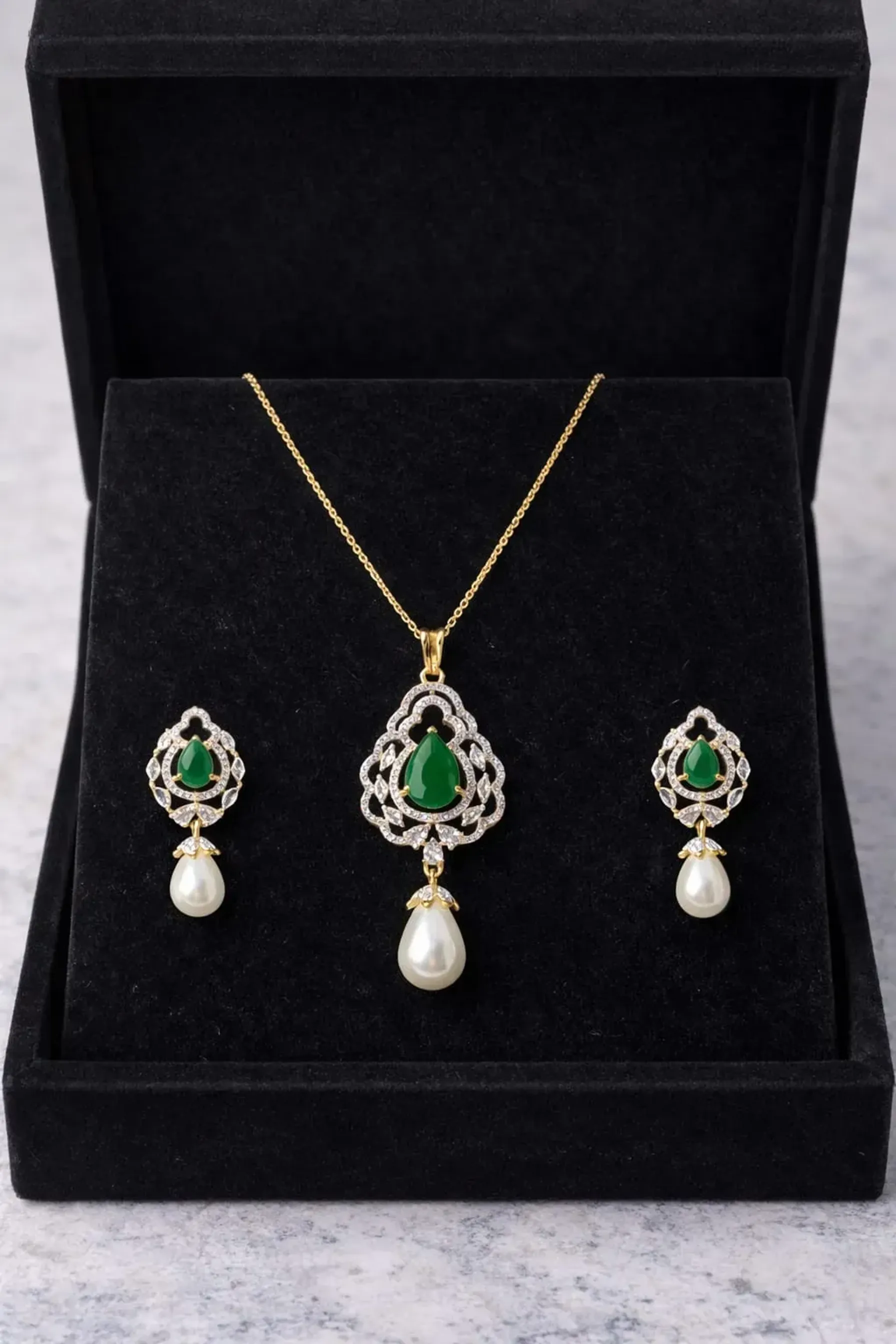 LP JEWELS-Classic Emerald Green Stone Pearl Pendant & Earring Set