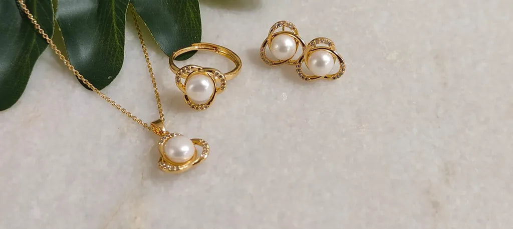 Graceful Pearl Combo Set with Gold Polish